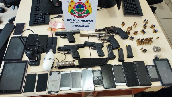 Polícia Militar prende quadrilha com armas, celulares e drogas no Segundo Distrito